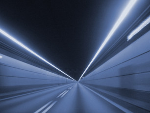 Am dänischen Ende der Brücke geht es nach unten in einen sehr hell beleuchteten Tunnel.