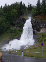 Der Wasserfall Steinsdalsfossen