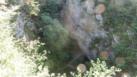 Abstieg zur campingeigenen Grotte.