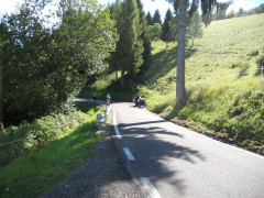 Eine schmale Straße führt hinauf zum Monte Grappa.