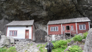 Helleren - Häuser ohne Dachbedeckung, schließlich schützt der Felsen sie zuverlässig