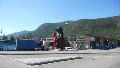 Eine riesige Bärenskulptur markiert den Eingang zum Bjørneparken