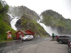 Der Wasserfall Låtefossen neben Odda.