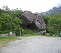 Ein wuchtiger Fels prangt mitten im Campingplatz.