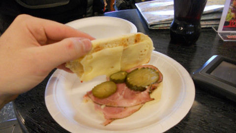 Tankstellen-Sandwiches sind gut belegt und halbwegs bezahlbar.