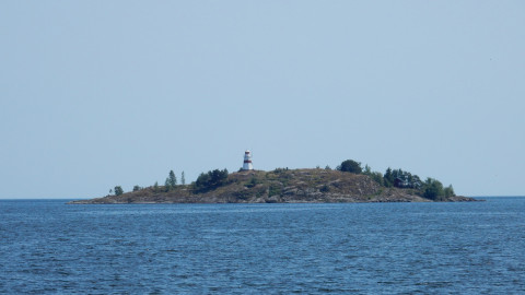 Der See hat sogar einen Leuchtturm auf einer Insel :)