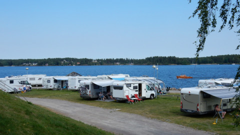 Der flache Bereich direkt am See ist für Zelte tabu.