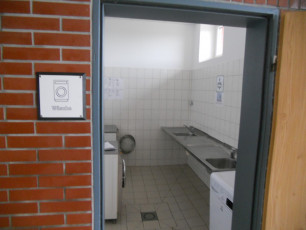 Der Waschraum befindet sich auch im Sanitärhaus.