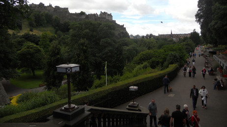 Unterhalb des Edinburgh Castle befindet sich ein schöner Park.