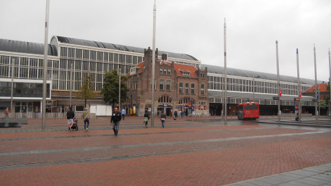 Am Bahnhof von Haarlem trennen wir uns. Ich fahre von hier an mit dem Zug ...