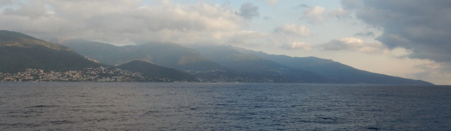 Die Ostküste von Korsika von der Fähre aus.