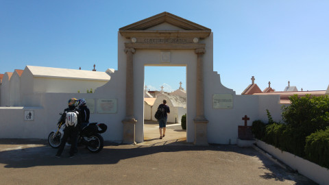 Das Tor zum Friedhof von Bonifacio.