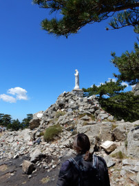 Auf der Passhöhe findet man eine Statue der Notre Dame des Neiges
