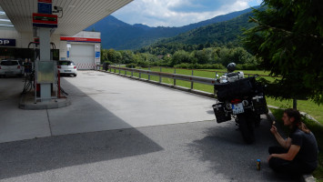 Tankpause bei Bovec.