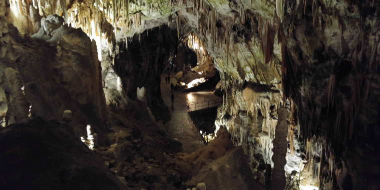 Die Grotte ist unglaublich geräumig und geizt nicht mit beeindruckenden Formationen.