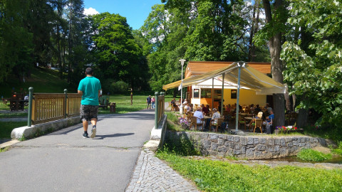 Ein Cafe an der Flaniermeile im Park