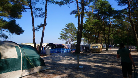 Große Zelte müssen mit dem Platz vor den Dünen Vorlieb nehmen.