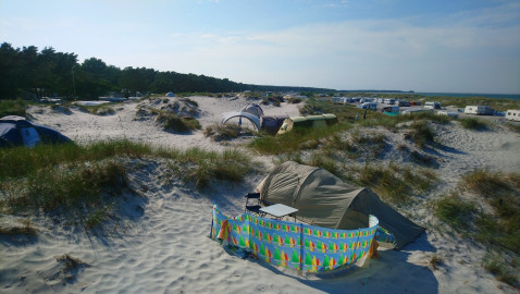 Auf den Dünen verteilt stehen die kleineren Zelte.