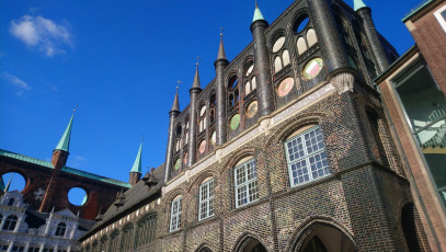 Die schwarze Fassade des Rathauses ist tatsächlich ganz schön beeindruckend.