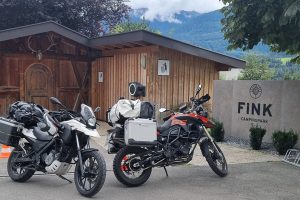 Zwei Motorräder vor dem Schild eines Campingplatzes
